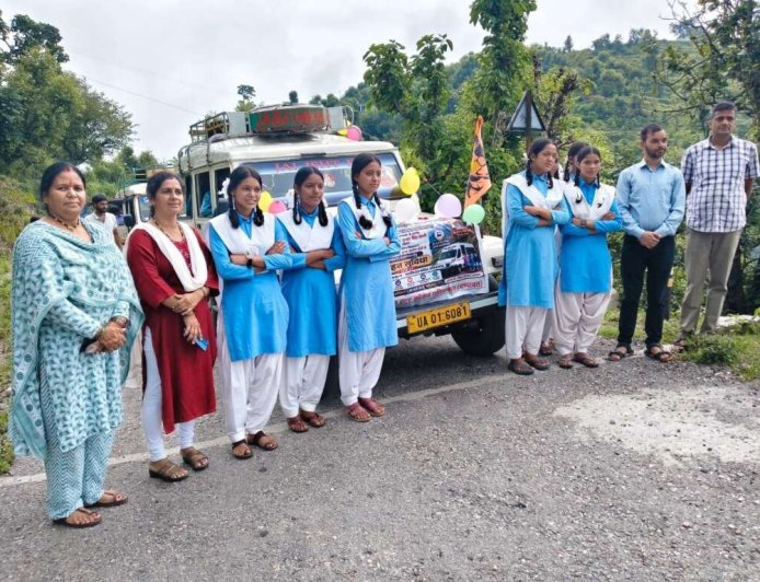 चम्पावत: 'विद्यावाहिनी' से विद्यार्थियों की शिक्षा बनी सरल, पैदल सफर का समय आधा हुआ