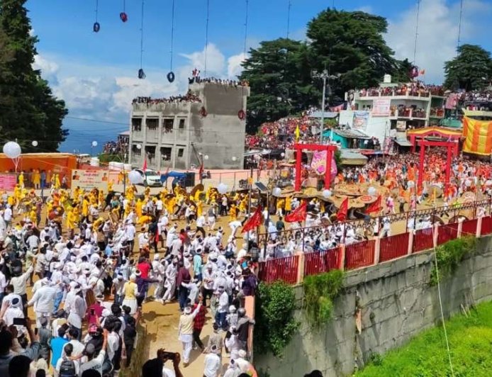देवीधुरा में 8 मिनट तक बरसे फल-फूल, गूंजे मां वाराही के जयकारे; सीएम धामी समेत लाखों श्रद्धालुओं ने देखी ऐतिहासिक बग्वाल