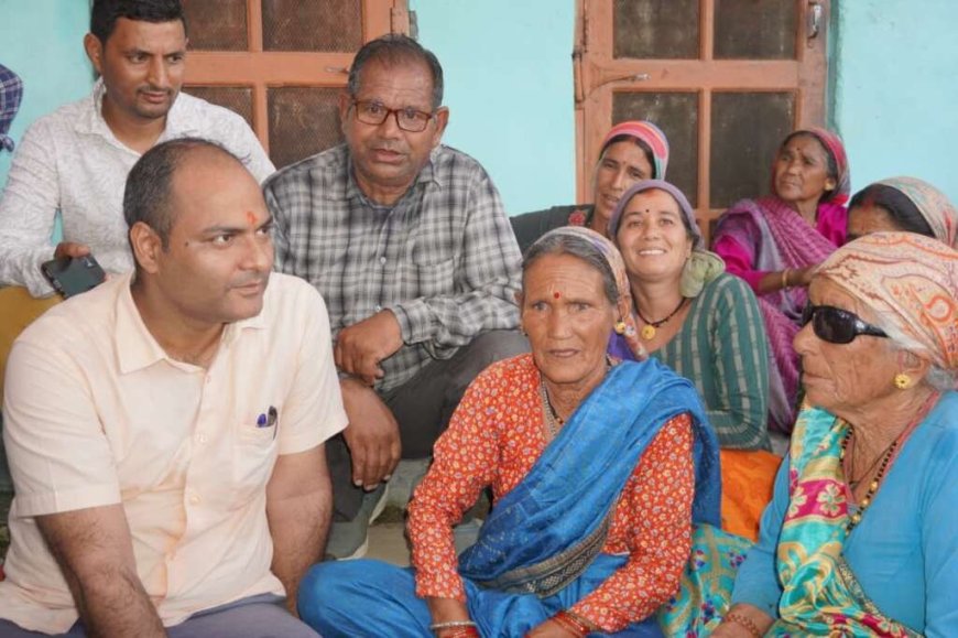 डीएम मनीष कुमार ने नेपाल सीमा के गाँव सील-बरुड़ी में सुनी ग्रामीणों की समस्याएं, 16 किमी की पैदल यात्रा की