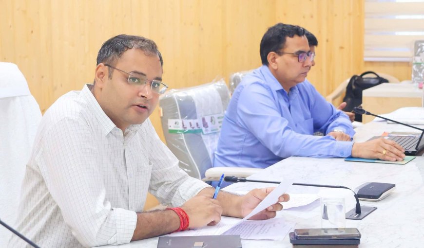 डीएम चमोली ने मुख्यमंत्री हेल्पलाइन पर आयी शिकायतों का गहन विश्लेषण किया