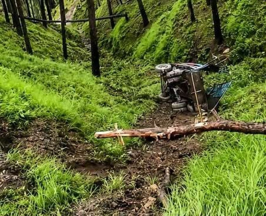 खाई में गिरा कृषि उपकरणों से भरा कैंटर: नैनीताल में दर्दनाक सड़क हादसा, चालक की मौत और तीन घायल