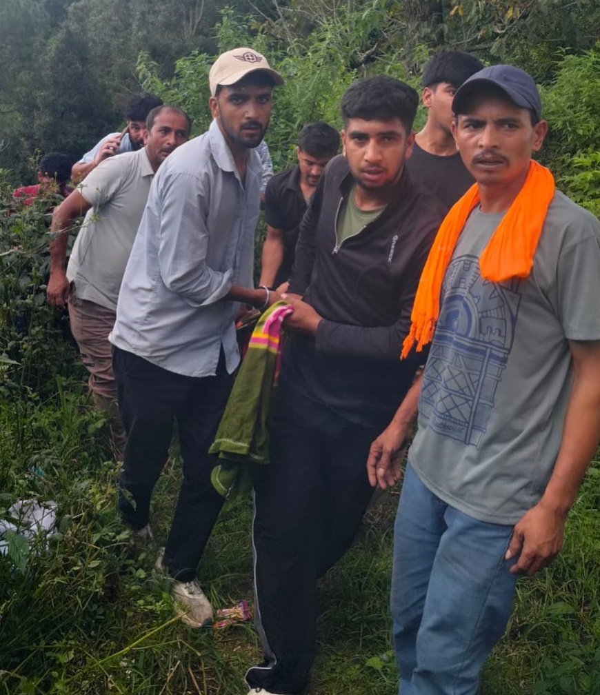 चम्पावत में सड़क हादसा: कार खाई में गिरी, एक की मौत और तीन घायल
