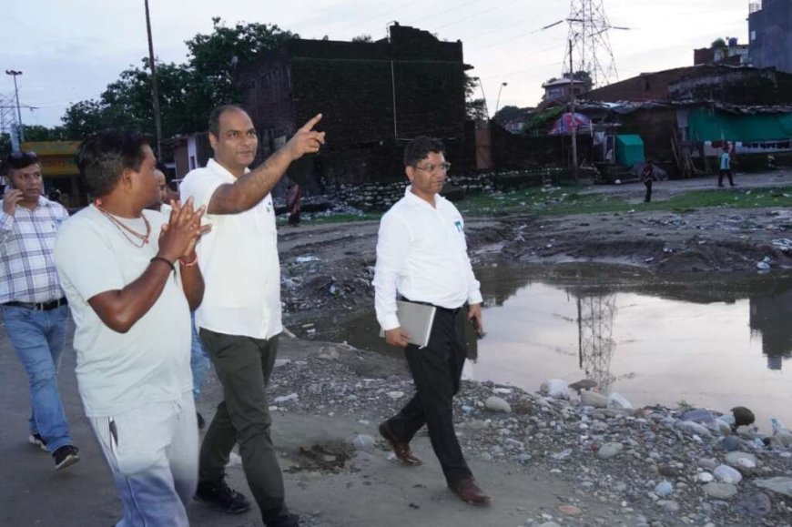 जिलाधिकारी ने शारदा घाट पर निर्माण कार्यों का किया स्थलीय निरीक्षण, कार्यों में तेजी लाने के दिए निर्देश