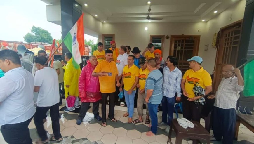 बिंदुखत्ता: बारिश की परवाह किए बिना राजस्व ग्राम की मांग, सैकड़ों लोगों ने किया जनजागरण