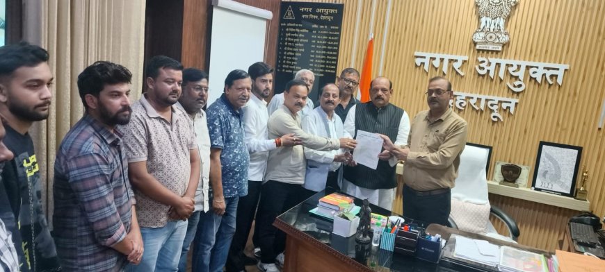 देहरादून नगर निगम में अव्यवस्था को लेकर कांग्रेस का नगर आयुक्त को ज्ञापन