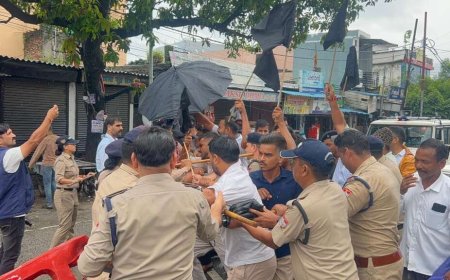 सीएम को काले झंडे दिखाने जा रहे कांग्रेसियों को पुलिस ने रोका, तीखी नोकझोंक