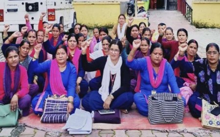 मानदेय बढ़ाने और सरकारी कर्मचारी का दर्जा देने की मांग को लेकर आशा कार्यकर्ताओं का धरना