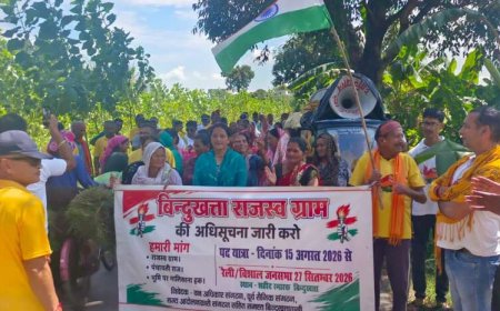 29वें दिन की पदयात्रा में भी लगे राजस्व ग्राम के नारे..स्वरचित गीतों के माध्यम से बताया बिंदुखत्ता का इतिहास
