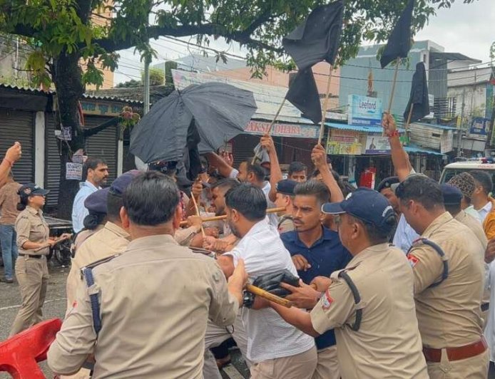 सीएम को काले झंडे दिखाने जा रहे कांग्रेसियों को पुलिस ने रोका, तीखी नोकझोंक