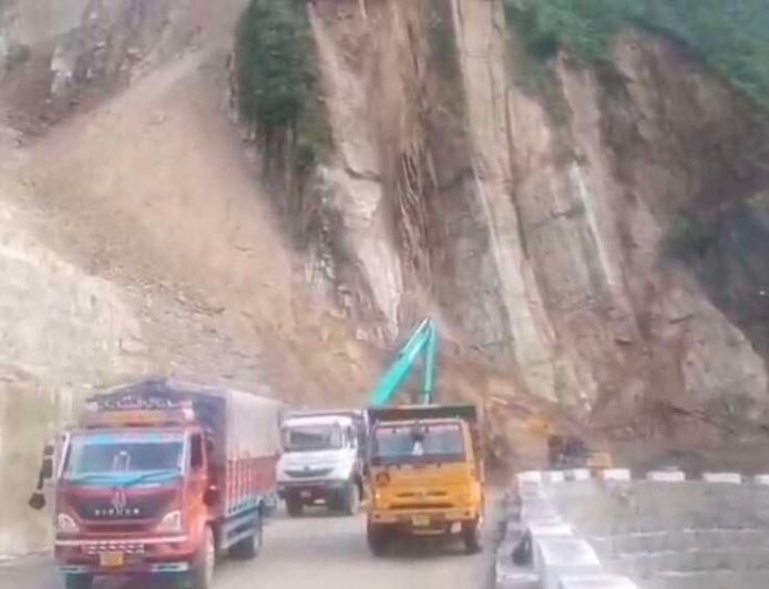 Champawat News: लगातार बारिश के बीच स्वाला में यातायात सुचारू, सुरक्षा को लेकर प्रशासन अलर्ट
