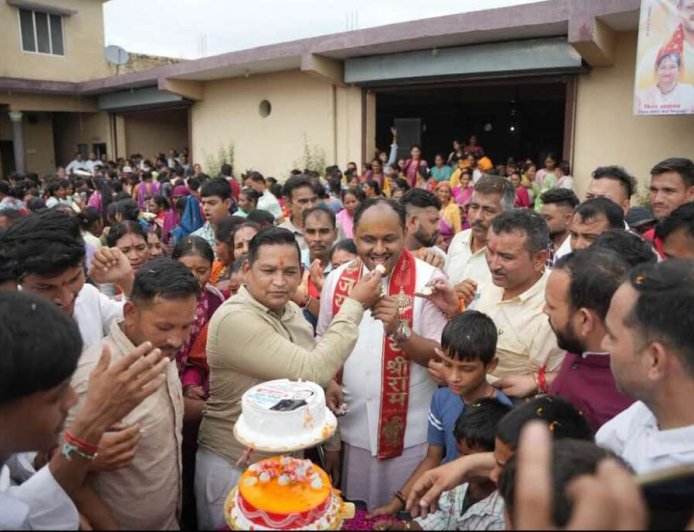 लालकुआं विधानसभा में दीपेन्द्र कोश्यारी के जन्मोत्सव पर उमड़ा जनसैलाब, बिंदुखत्ता से चोरगलिया तक गूंजे स्वागत के नारे