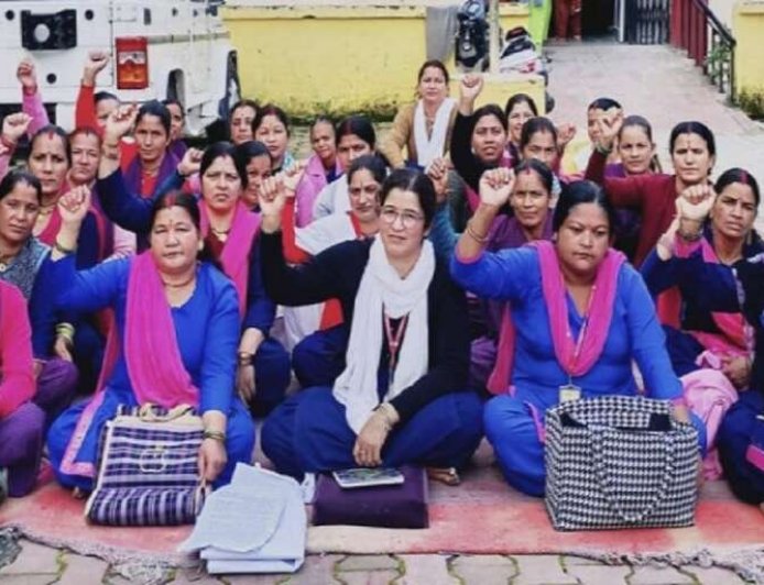 मानदेय बढ़ाने और सरकारी कर्मचारी का दर्जा देने की मांग को लेकर आशा कार्यकर्ताओं का धरना