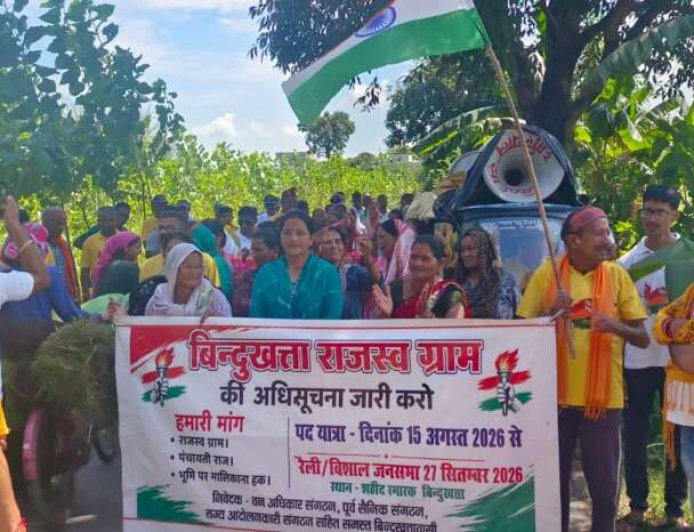 29वें दिन की पदयात्रा में भी लगे राजस्व ग्राम के नारे..स्वरचित गीतों के माध्यम से बताया बिंदुखत्ता का इतिहास