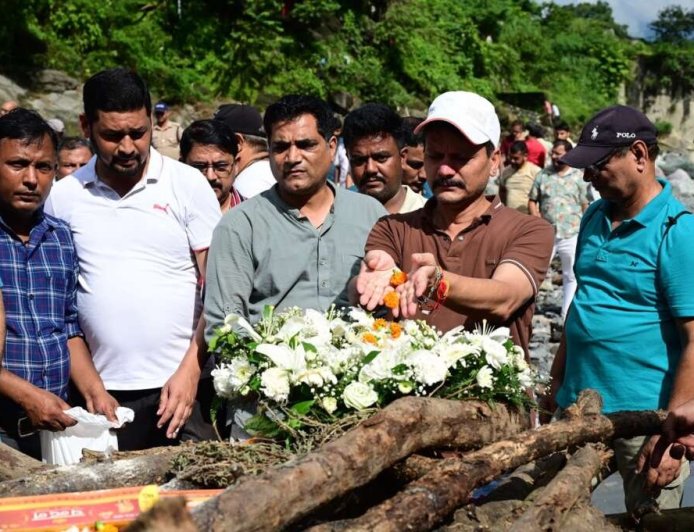 Haldwani News: जिला सूचना अधिकारी गिरिजा शंकर जोशी को अंतिम विदाई, चित्रशिला घाट पर हुआ अंतिम संस्कार