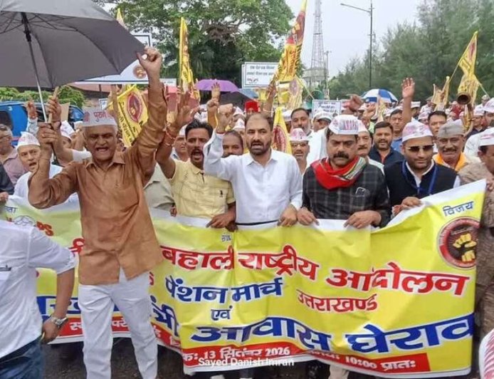 ओपीएस को लेकर देहरादून में कर्मचारियों का हल्ला बोल, सीएम आवास कूच से मचा हड़कंप