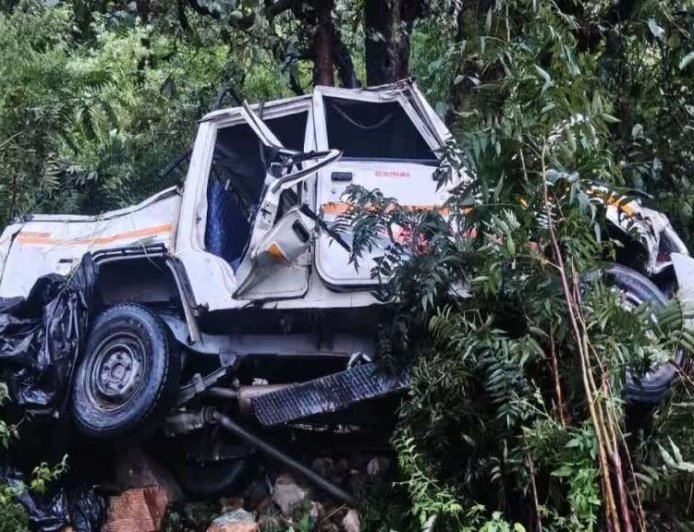 मेले से लौट रहे ग्रामीणों का बोलेरो कैंपर 200 मीटर गहरी खाई में गिरा, एक की मौत; 11 घायल
