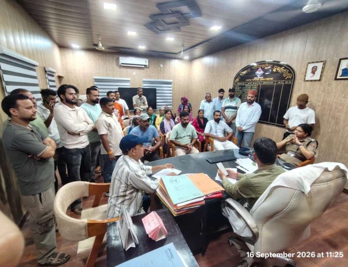 टनकपुर : सुरक्षा दीवार निर्माण को लेकर थ्वालखेड़ा के ग्रामीणों में आक्रोश, एसडीएम से मिले