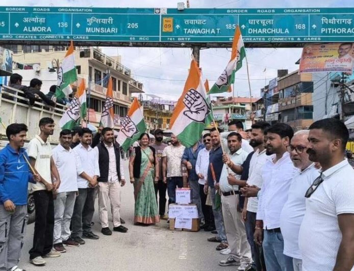 किच्छा विधायक से मारपीट के विरोध में चम्पावत में कांग्रेस का प्रदर्शन, भाजपा सरकार का पुतला फूंका