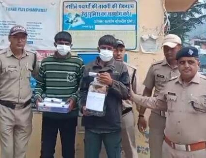 चम्पावत : 3.955 किलो चरस के साथ हरियाणा के दो तस्कर गिरफ्तार
