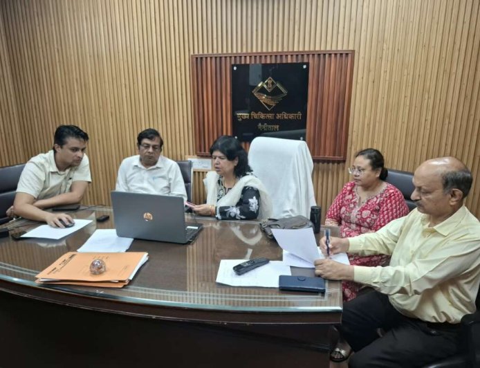 नैनीताल: भारी बारिश के बीच ज्योलिकोट में स्वास्थ्य सेवाएं जारी, 16 लोगों की जांच