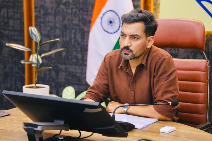 जर्जर भवनों पर डीएम सख्त, तकनीकी सर्वे और विशेषज्ञ जांच के दिए निर्देश