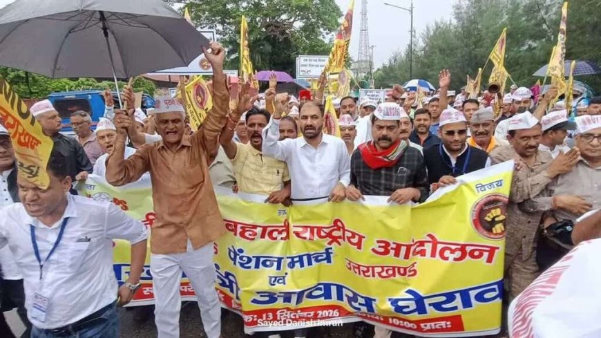 ओपीएस को लेकर देहरादून में कर्मचारियों का हल्ला बोल, सीएम आवास कूच से मचा हड़कंप