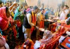 देहरादून में BJP अध्यक्ष सिद्धार्थ उमेश अग्रवाल ने 1300 कन्याओं का पूजन किया, भेंट की कीर्तन किट