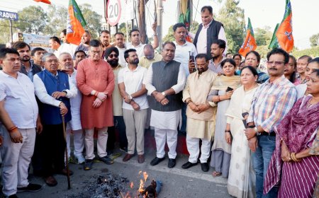 खड़गे की विवादित टिप्पणी के विरोध में भाजपा महानगर देहरादून ने किया पुतला दहन