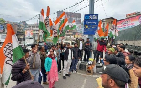 चम्पावत: वोट चोरी के आरोपों पर कांग्रेस का प्रदर्शन, ज्ञानेश कुमार और भाजपा सरकार का पुतला फूंका