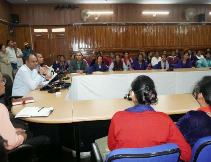 आंगनबाड़ी कार्यकत्रियों ने डीएम को सौंपा ज्ञापन, मांगों को शासन तक पहुंचाने का आश्वासन