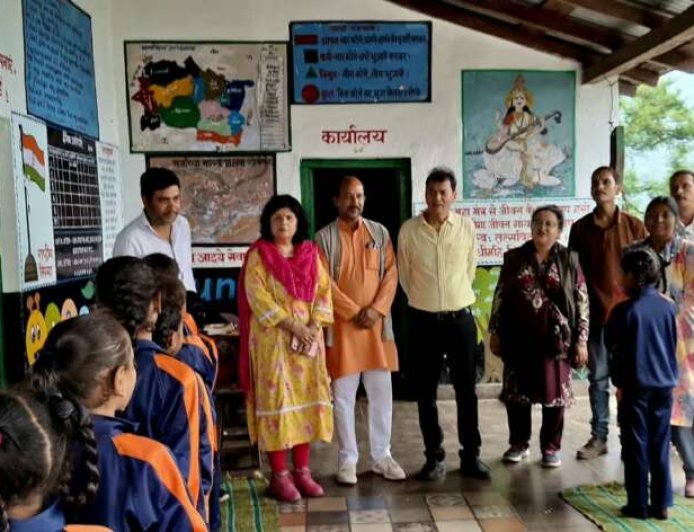 ज्योलिकोट के स्कूलों में बच्चों को चिकित्सा अधिकारी का स्वास्थ्य और स्वच्छता का संदेश
