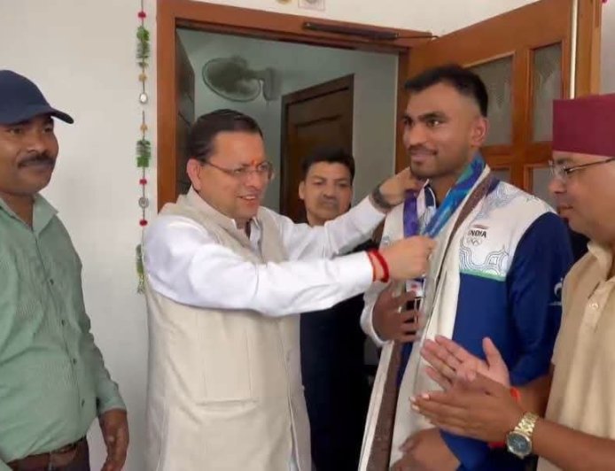 सीएम ने एशियन गेम्स के कांस्य पदक विजेता कपिल पोखरिया का किया सम्मान
