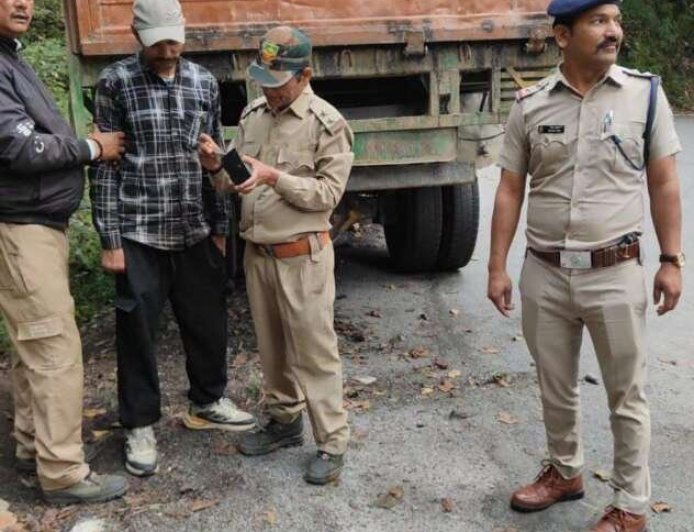 मोरनौला में नशे की तस्करी का बड़ा खुलासा, कैंटर ने चेकिंग से बचने की कोशिश में नाली में फंसा