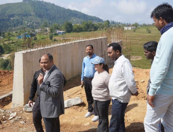 लोहाघाट में बेटियों के खेल भविष्य को उज्ज्वल करने वाली गर्ल्स स्पोर्ट्स कॉलेज का डीएम ने किया निरीक्षण