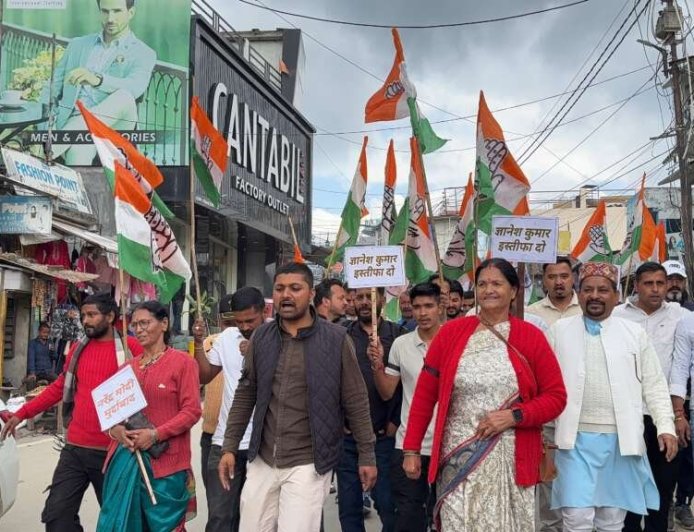 चम्पावत में कांग्रेस का जोरदार प्रदर्शन, ज्ञानेश कुमार के इस्तीफे की मांग