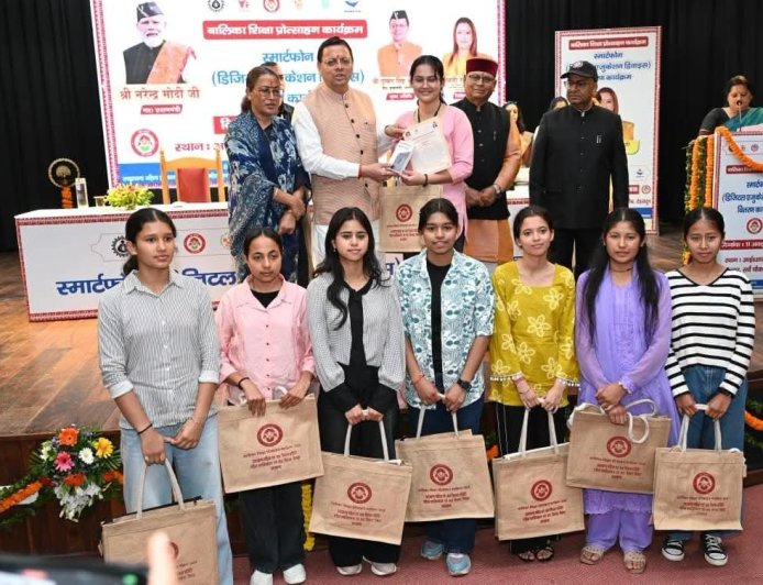 सीएम धामी ने अंतरराष्ट्रीय बालिका दिवस पर शिक्षाप्रद कार्यक्रम में दिया योगदान