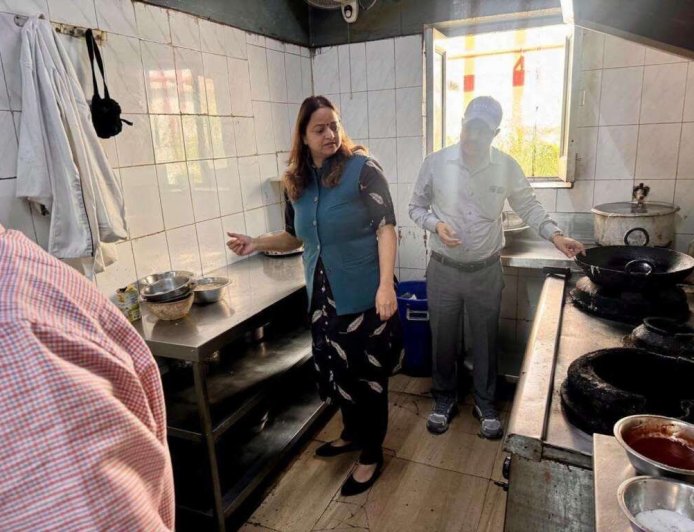 देहरादून: हांडी रेस्टोरेंट में मिले गंदगी और बासी खाने के गंभीर मामले के चलते हुई बंदी