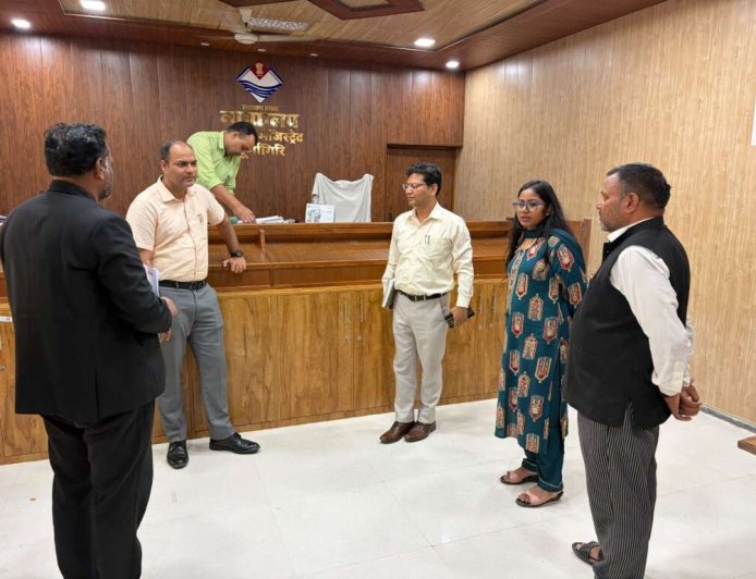टनकपुर: जिलाधिकारी ने तहसील का निरीक्षण किया, लंबित मामलों और आरसी की समीक्षा