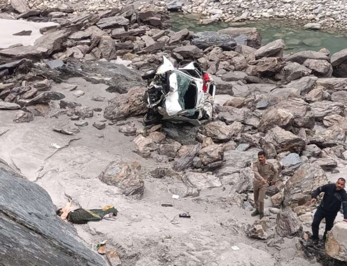 उत्तराखंड में भीषण सड़क हादसा: गहरी खाई में गिरी कार, 2 मृतक, 3 घायल