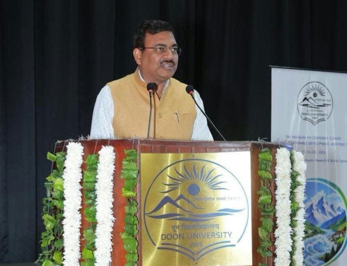 दून यूनिवर्सिटी में मुख्य सचिव का बड़ा बयान: जलवायु परिवर्तन और AI की भूमिका