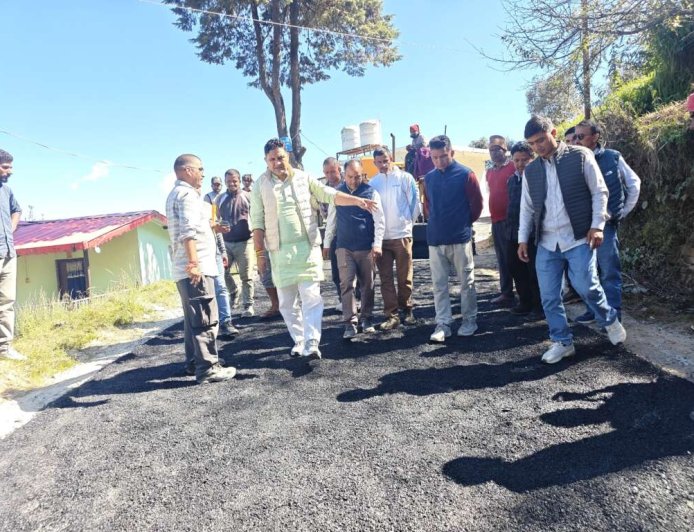 भीमताल: मंत्री कैड़ा ने किया सड़क डामरीकरण का निरीक्षण, गुणवत्ता पर जोर
