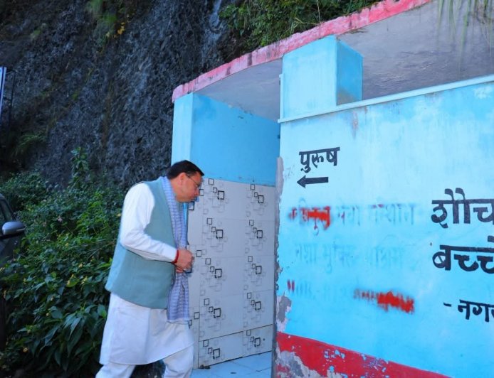 देवप्रयाग के पास सार्वजनिक शौचालय में गंदगी पर भड़के सीएम धामी