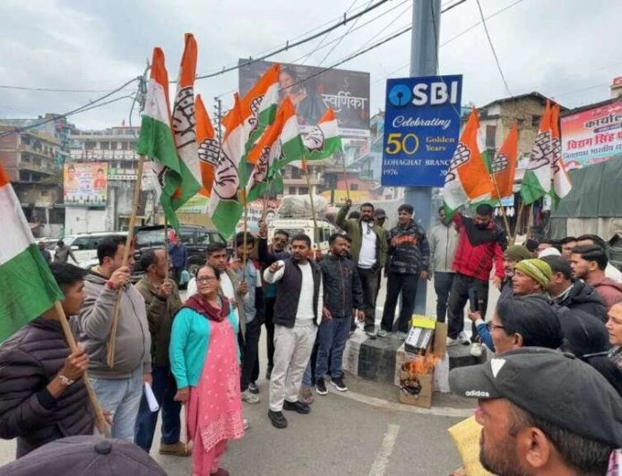 चम्पावत: वोट चोरी के आरोपों पर कांग्रेस का प्रदर्शन, ज्ञानेश कुमार और भाजपा सरकार का पुतला फूंका