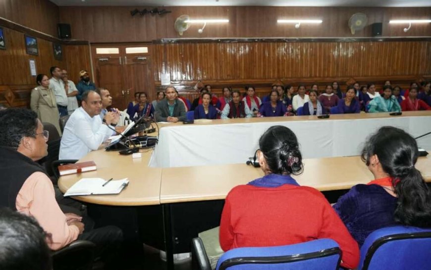आंगनबाड़ी कार्यकत्रियों ने डीएम को सौंपा ज्ञापन, मांगों को शासन तक पहुंचाने का आश्वासन