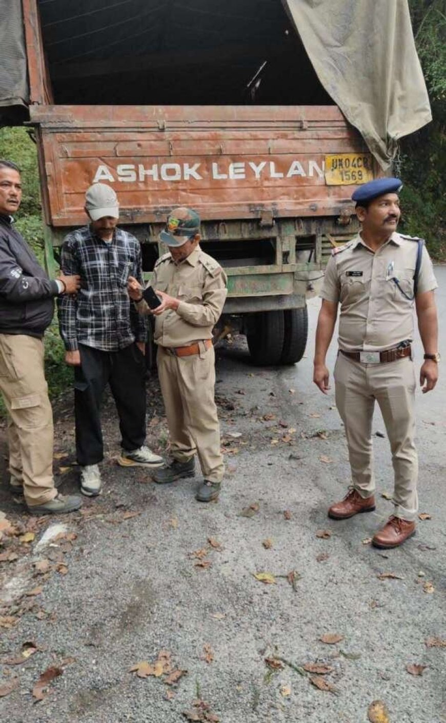 मोरनौला में नशे की तस्करी का बड़ा खुलासा, कैंटर ने चेकिंग से बचने की कोशिश में नाली में फंसा