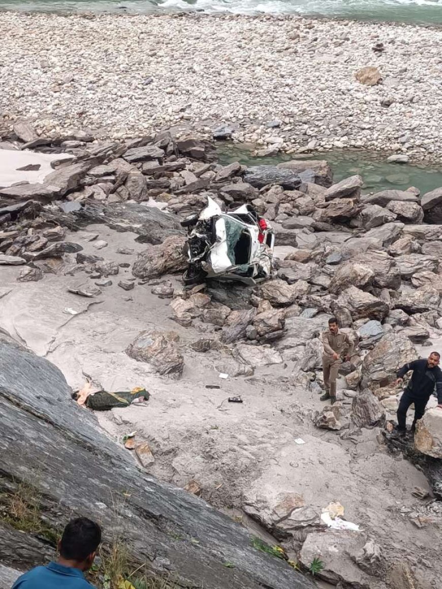 उत्तराखंड में भीषण सड़क हादसा: गहरी खाई में गिरी कार, 2 मृतक, 3 घायल