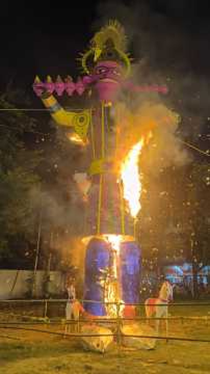बुराई पर अच्छाई की जीत,धू धू फूंकता रावण, बता रहा सबका अंत निश्चित