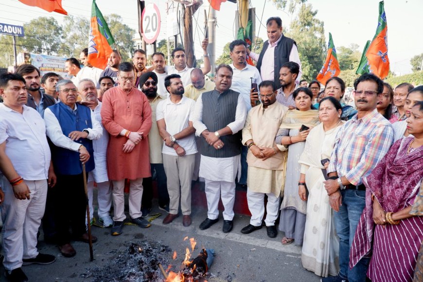 खड़गे की विवादित टिप्पणी के विरोध में भाजपा महानगर देहरादून ने किया पुतला दहन